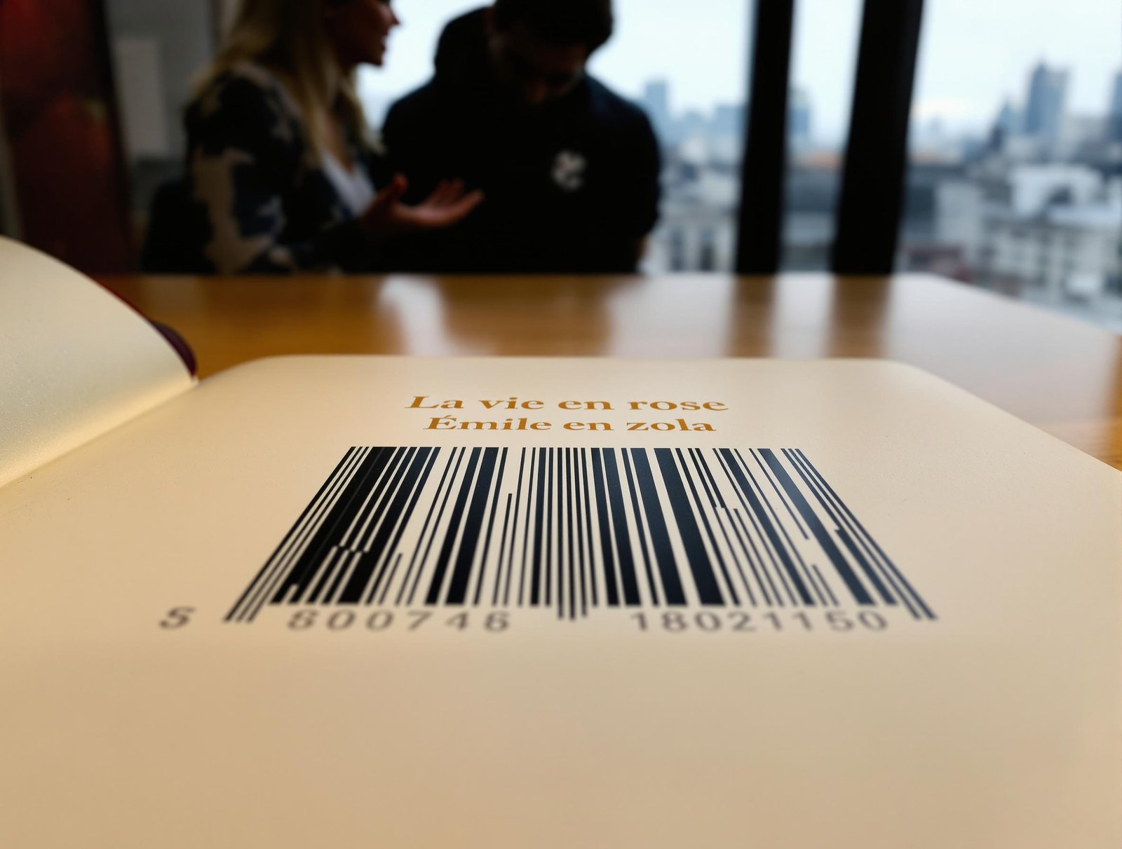 Un livre ouvert avec un code barre représentant le coût d'une biographie