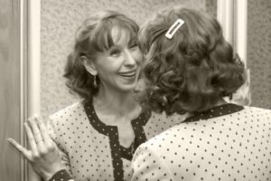 Ecrire son autobiographie. Une femme se regarde dans le miroir