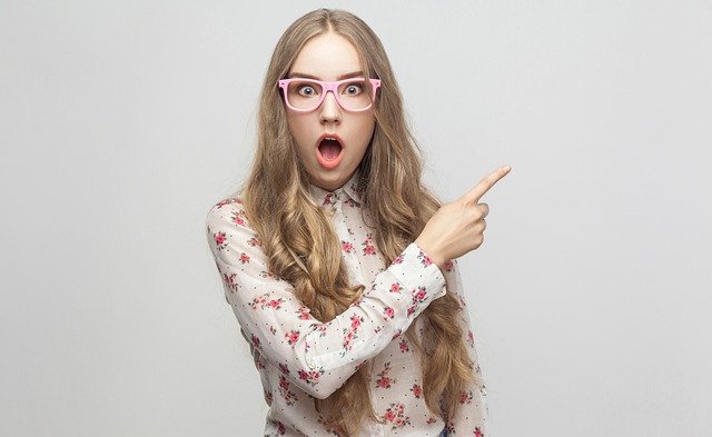 Femme surprise du prix d'une biographie